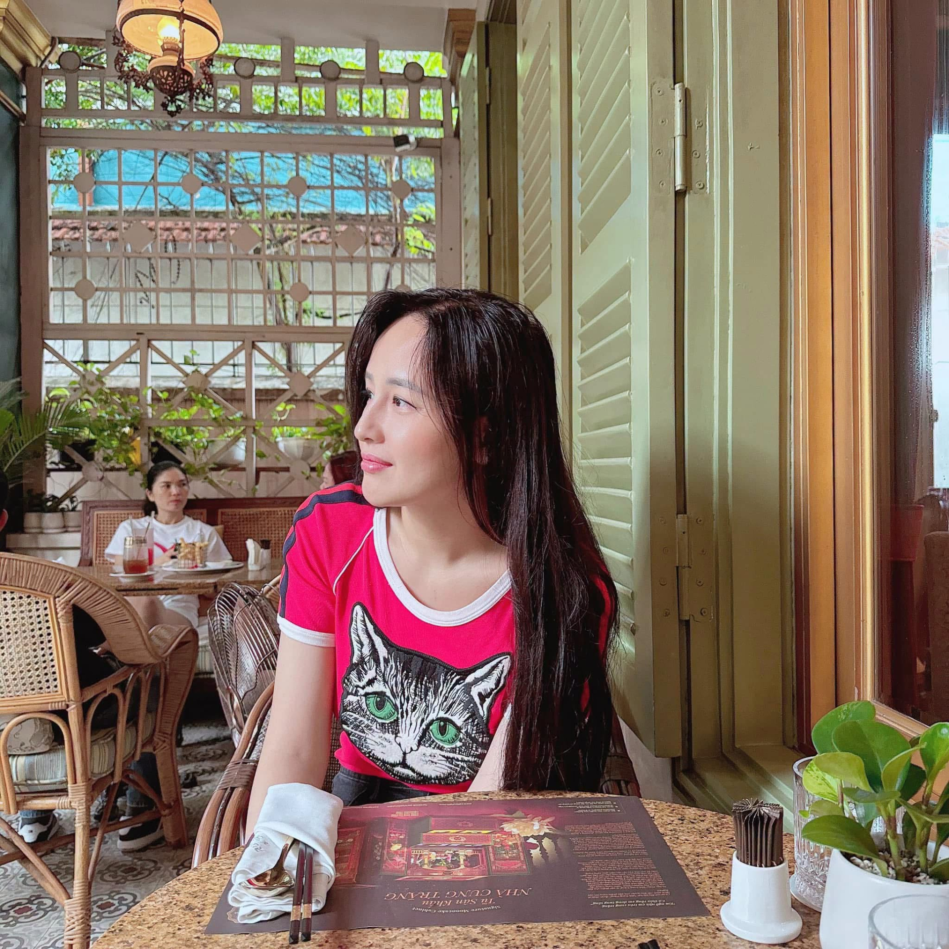 Hoa hậu gi&agrave;u bậc nhất Việt Nam 38 chưa chồng con, đăng status d&agrave;i 6 chữ - Ảnh 2.