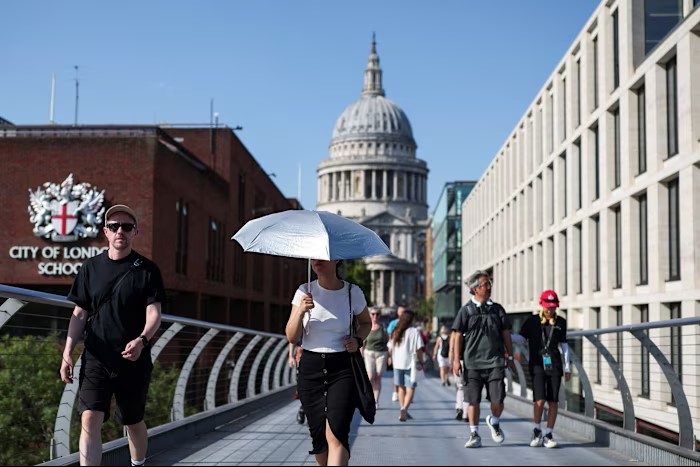5 đợt nắng nóng làm thay đổi dân văn phòng London - Ảnh 1. 5 đợt nắng nóng làm thay đổi dân văn phòng London - Ảnh 1.