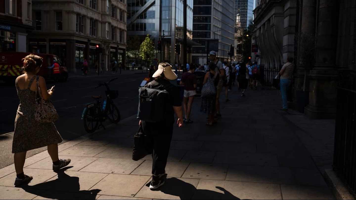 5 đợt nắng nóng làm thay đổi dân văn phòng London - Ảnh 6. 5 đợt nắng nóng làm thay đổi dân văn phòng London - Ảnh 6.