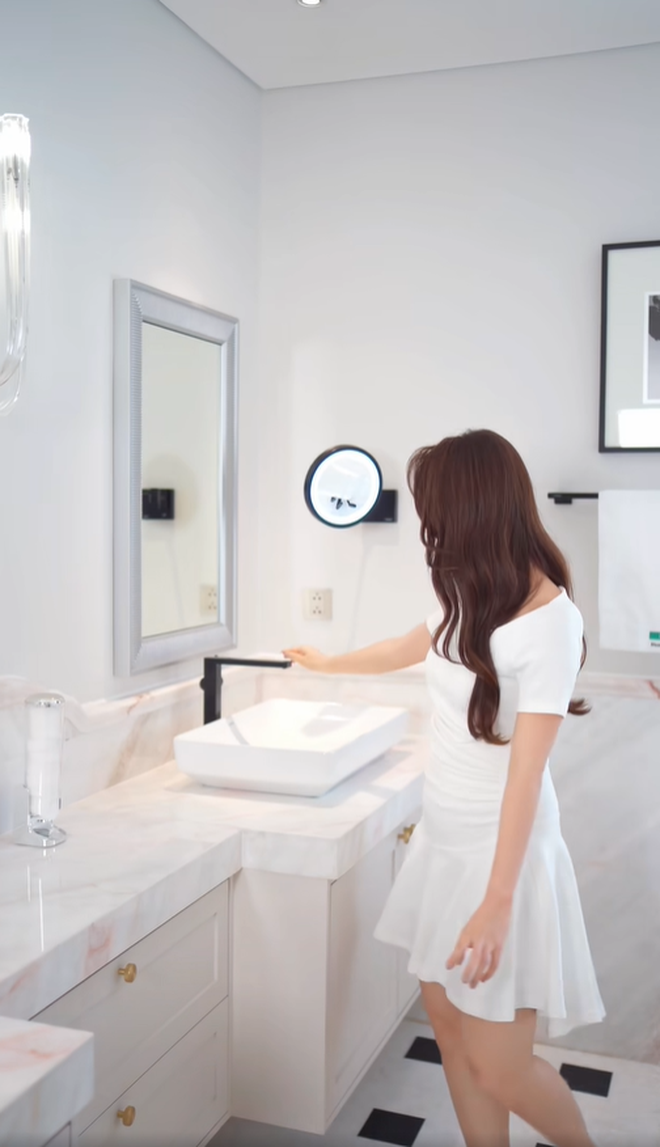Diễm My 9X chia sẻ hạnh phúc trong căn nhà biệt thự do chồng tặng - Ảnh 9. Diễm My 9X chia sẻ hạnh phúc trong căn nhà biệt thự do chồng tặng - Ảnh 9.