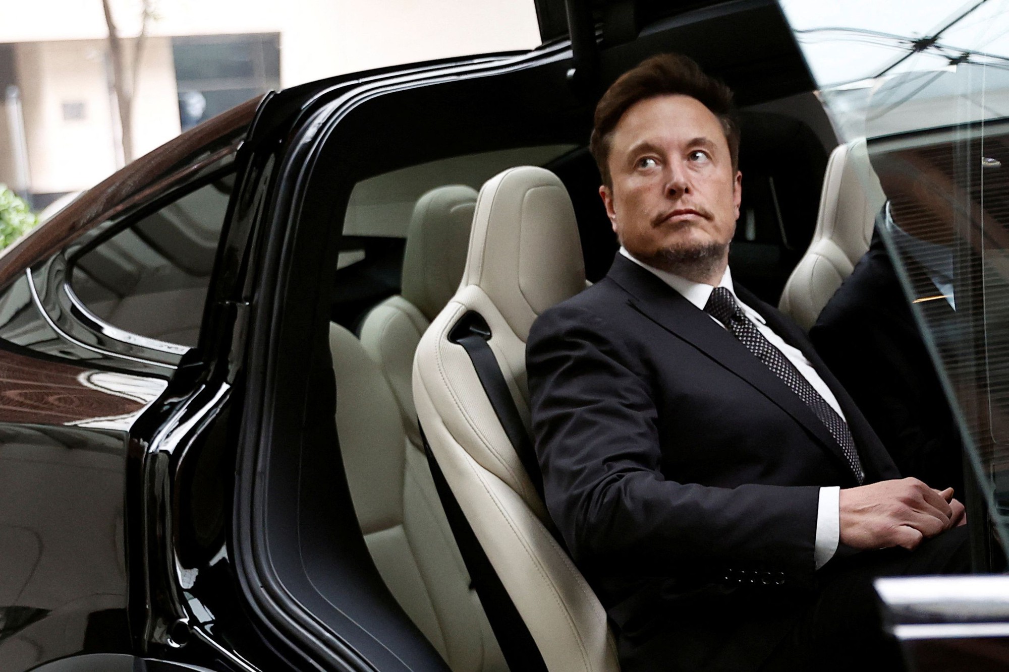 Elon Musk chỉ ra 5 thứ người ngh&egrave;o đang l&atilde;ng ph&iacute; tiền - Ảnh 2.