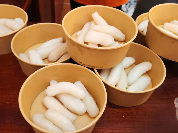 Thưởng thức b&aacute;nh canh dừa s&aacute;p độc đ&aacute;o tại Bảo t&agrave;ng dừa s&aacute;p Tr&agrave; Vinh - Ảnh 1.