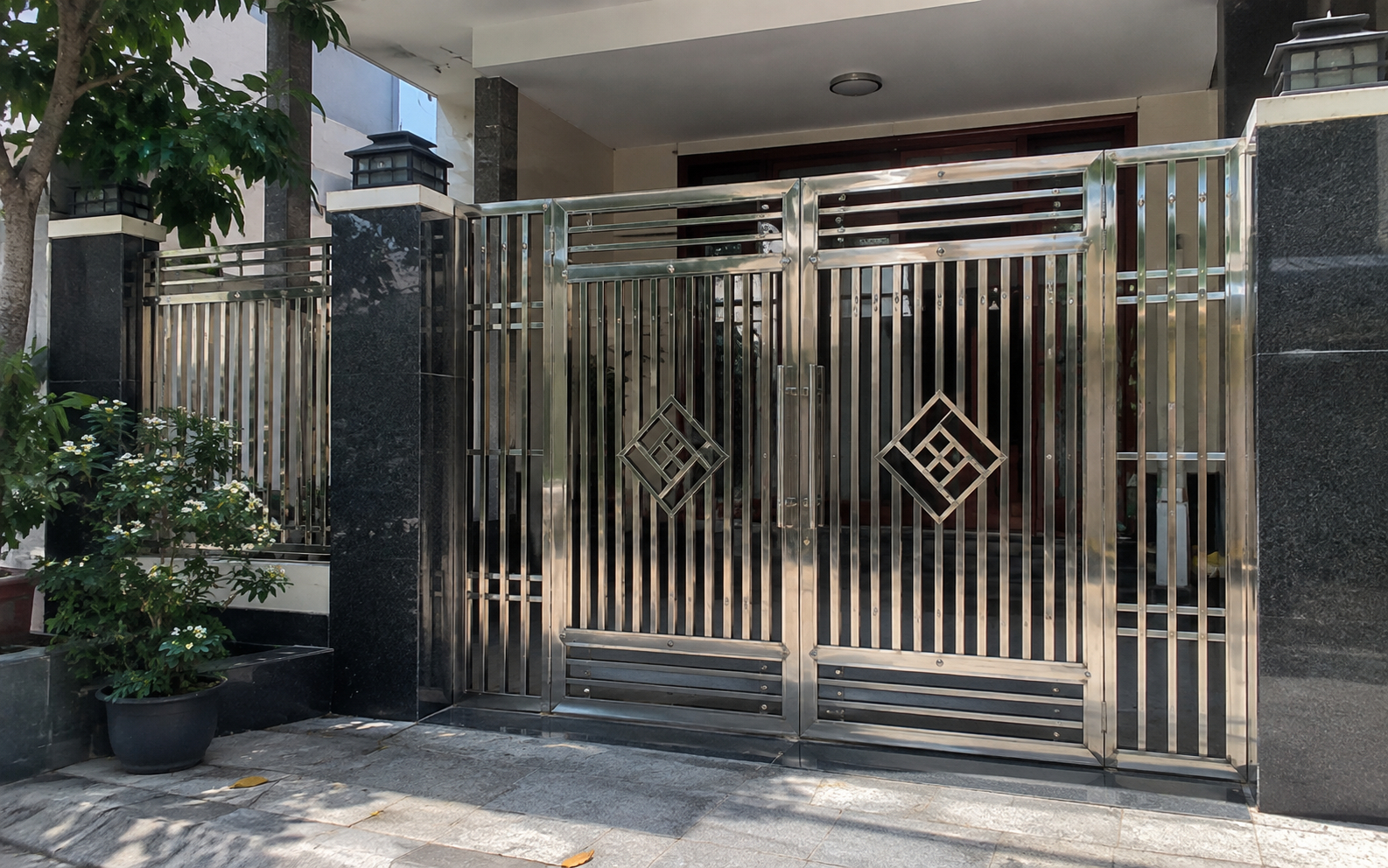 Tại sao nhiều gia đ&igrave;nh kh&ocirc;ng chọn cổng inox? kh&aacute;m ph&aacute; 2 kiểu cổng hiện đại đẹp hơn - Ảnh 1.
