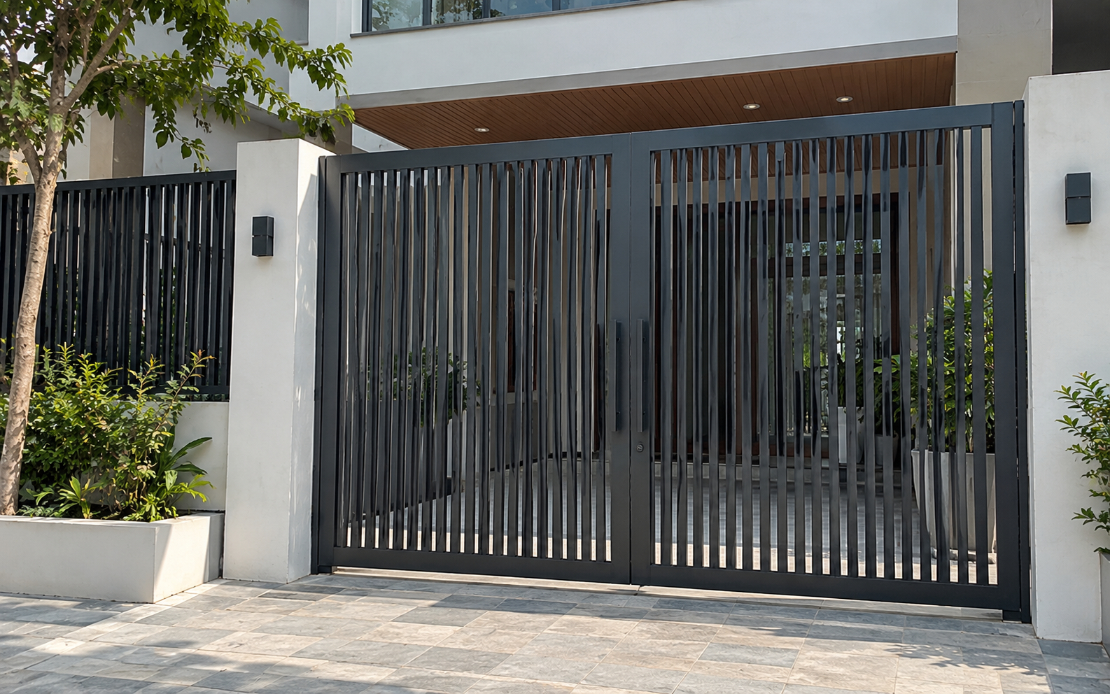Tại sao nhiều gia đ&igrave;nh kh&ocirc;ng chọn cổng inox? kh&aacute;m ph&aacute; 2 kiểu cổng hiện đại đẹp hơn - Ảnh 2.