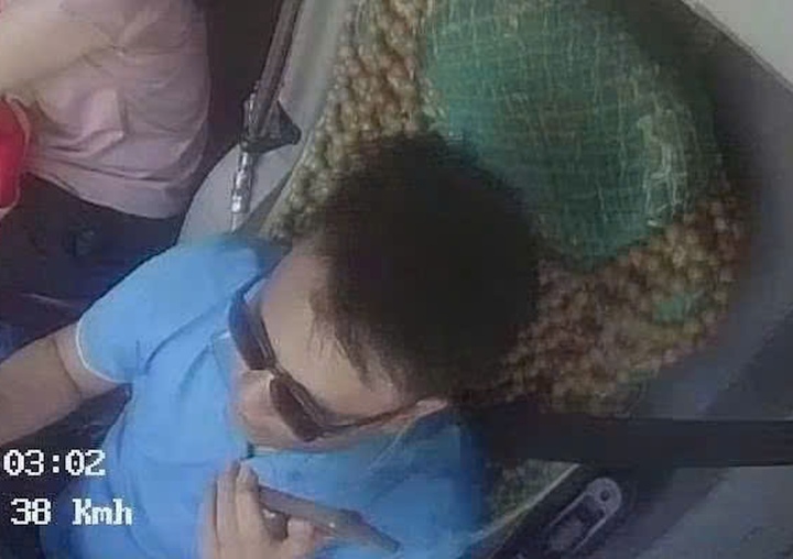 Xử phạt t&agrave;i xế xe kh&aacute;ch nghe điện thoại khi l&aacute;i xe, kh&ocirc;ng đeo d&acirc;y an to&agrave;n - Ảnh 1.