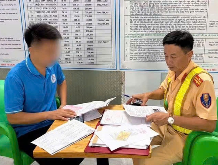 Xử phạt t&agrave;i xế xe kh&aacute;ch nghe điện thoại khi l&aacute;i xe, kh&ocirc;ng đeo d&acirc;y an to&agrave;n - Ảnh 2.