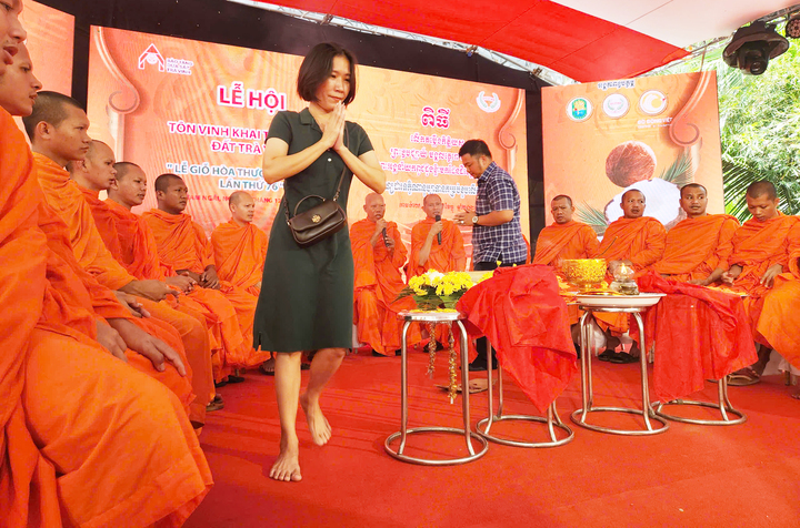 Thưởng thức b&aacute;nh canh dừa s&aacute;p độc đ&aacute;o tại Bảo t&agrave;ng dừa s&aacute;p Tr&agrave; Vinh - Ảnh 10.