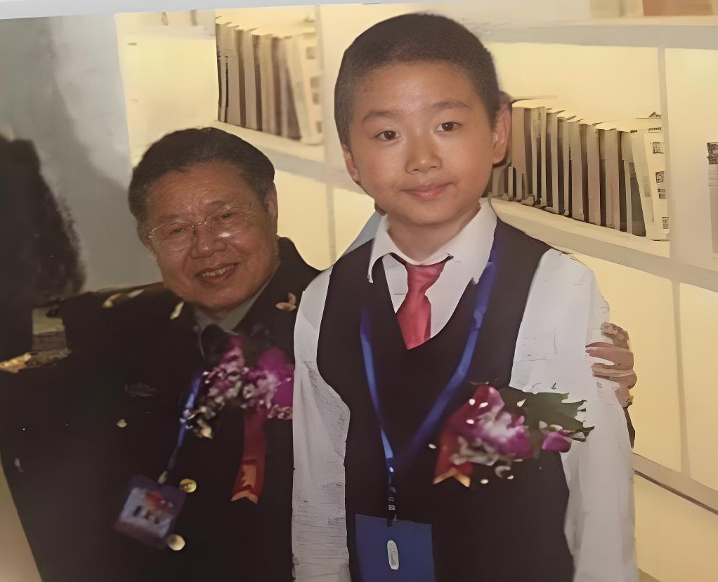 Cú trượt dài của thần đồng từng kiếm hàng trăm triệu ở tuổi lên 10 - Ảnh 1. Cú trượt dài của thần đồng từng kiếm hàng trăm triệu ở tuổi lên 10 - Ảnh 1.