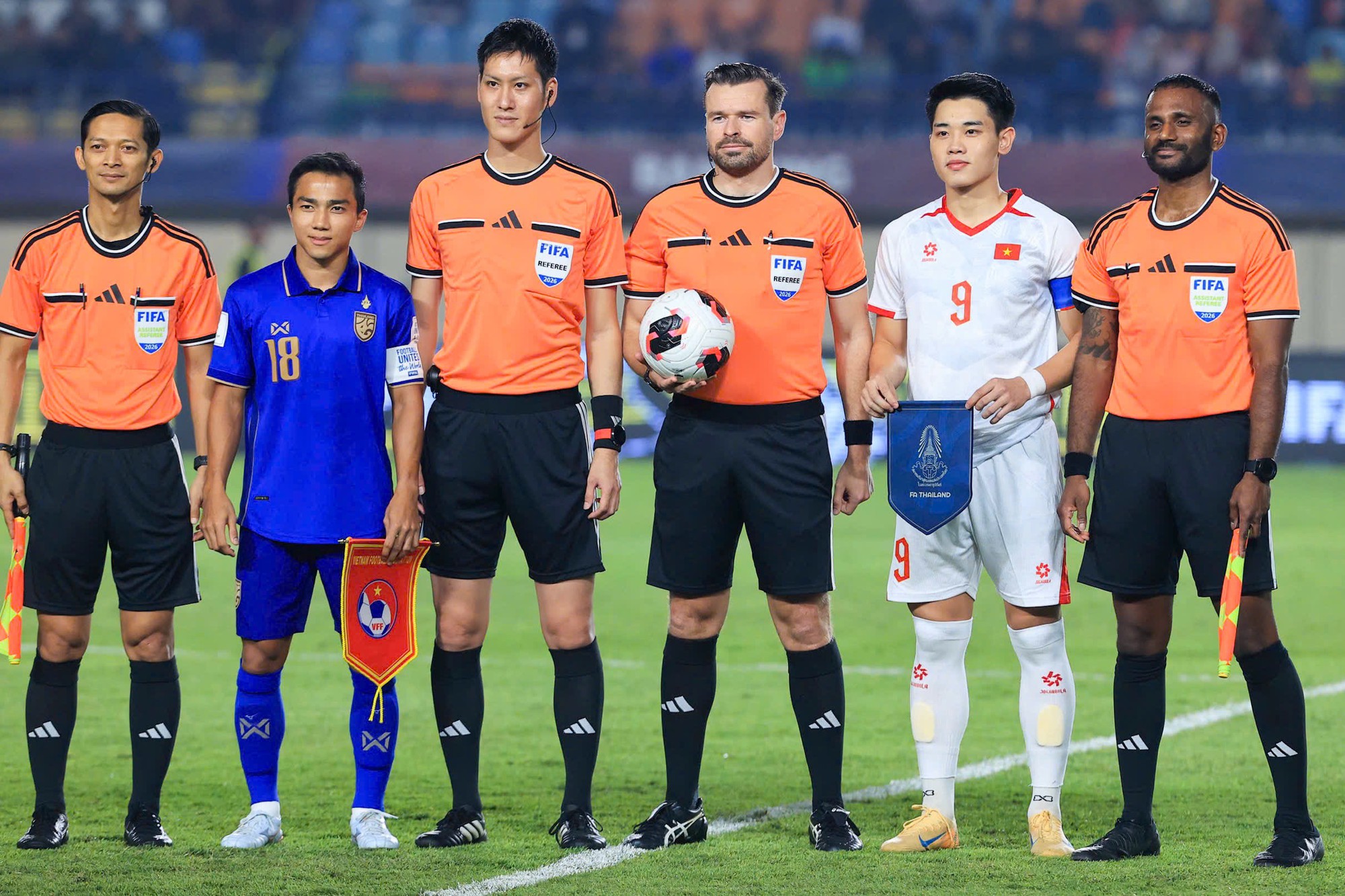 Đ&igrave;nh Bắc v&agrave; Chanathip: Cuộc chạm tr&aacute;n thế hệ tại FIFA ASEAN Cup 2026 - Ảnh 1.