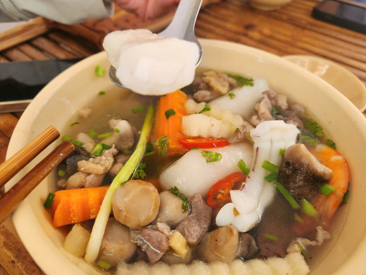Thưởng thức b&aacute;nh canh dừa s&aacute;p độc đ&aacute;o tại Bảo t&agrave;ng dừa s&aacute;p Tr&agrave; Vinh - Ảnh 4.
