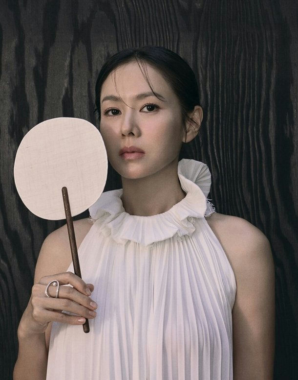Son Ye Jin bảo vệ con trai 4 tuổi Kim Woo Jin khỏi những kẻ chụp l&eacute;n - Ảnh 1.