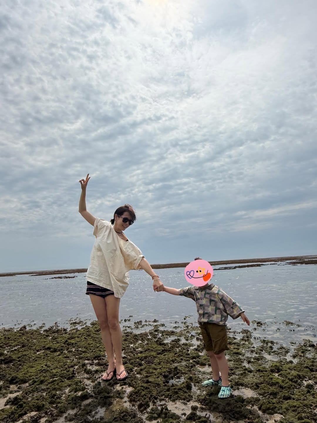 Son Ye Jin bảo vệ con trai 4 tuổi Kim Woo Jin khỏi những kẻ chụp l&eacute;n - Ảnh 6.