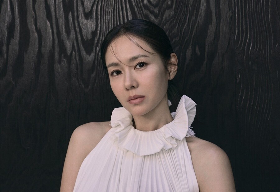 Son Ye Jin bảo vệ con trai 4 tuổi Kim Woo Jin khỏi những kẻ chụp l&eacute;n - Ảnh 3.