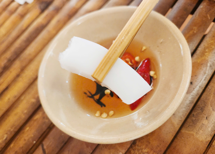 Thưởng thức b&aacute;nh canh dừa s&aacute;p độc đ&aacute;o tại Bảo t&agrave;ng dừa s&aacute;p Tr&agrave; Vinh - Ảnh 5.