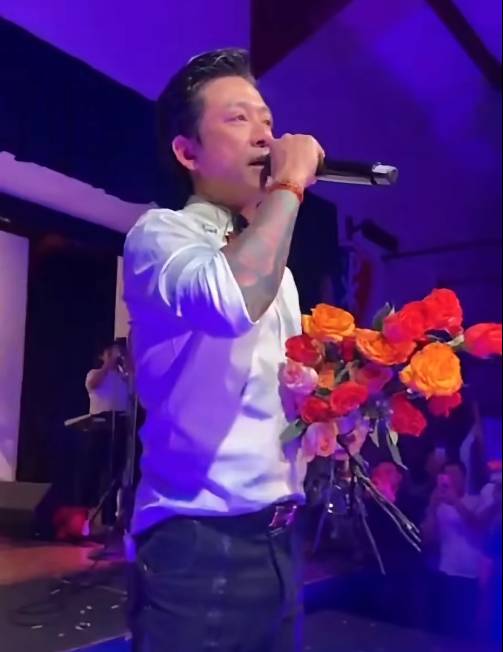Tuấn Hưng kh&oacute;c nghẹn ng&agrave;o tr&ecirc;n s&acirc;n khấu sau khi mang 3 con sang Mỹ sống - Ảnh 3.