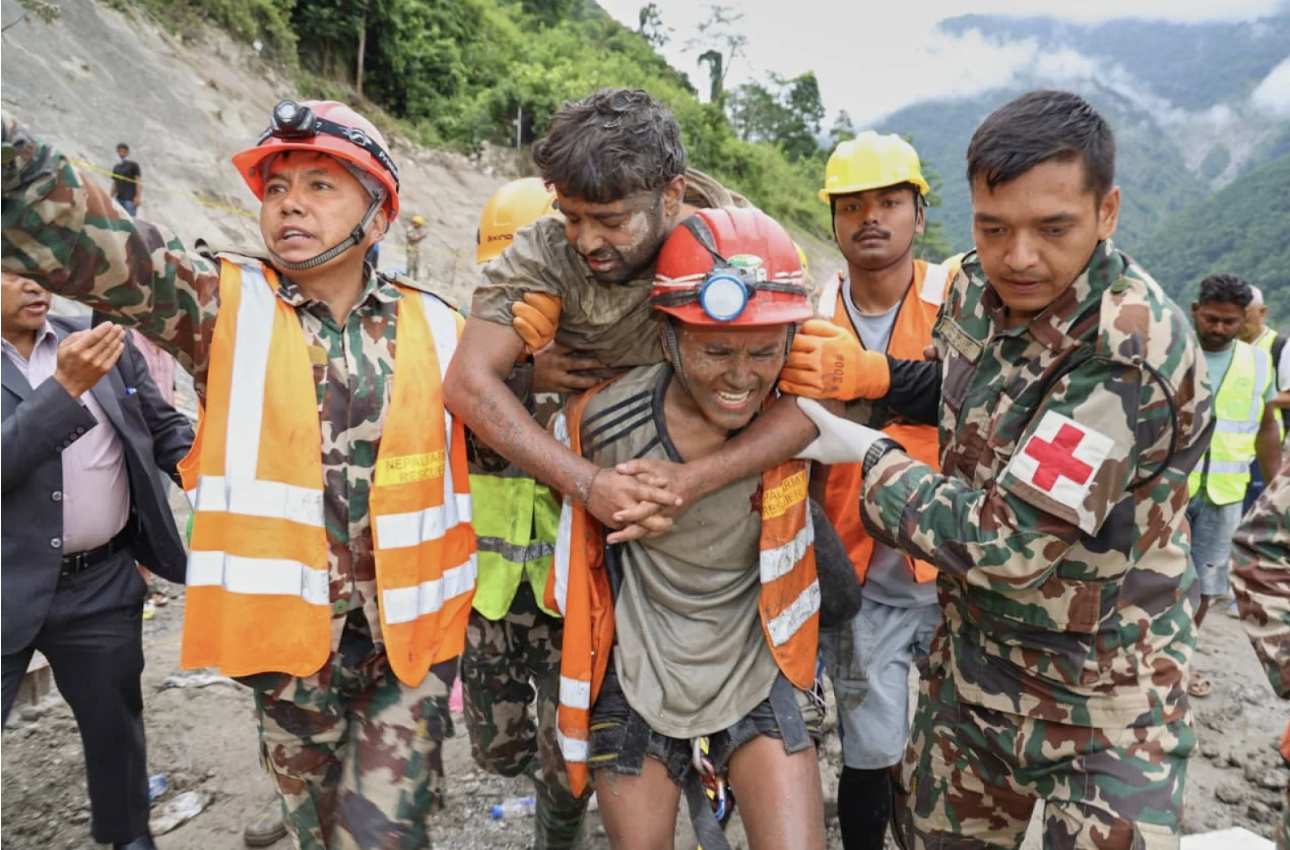 Giải cứu c&ocirc;ng nh&acirc;n mắc kẹt trong đường hầm thủy điện Nepal sau lũ qu&eacute;t 2026 - Ảnh 2.