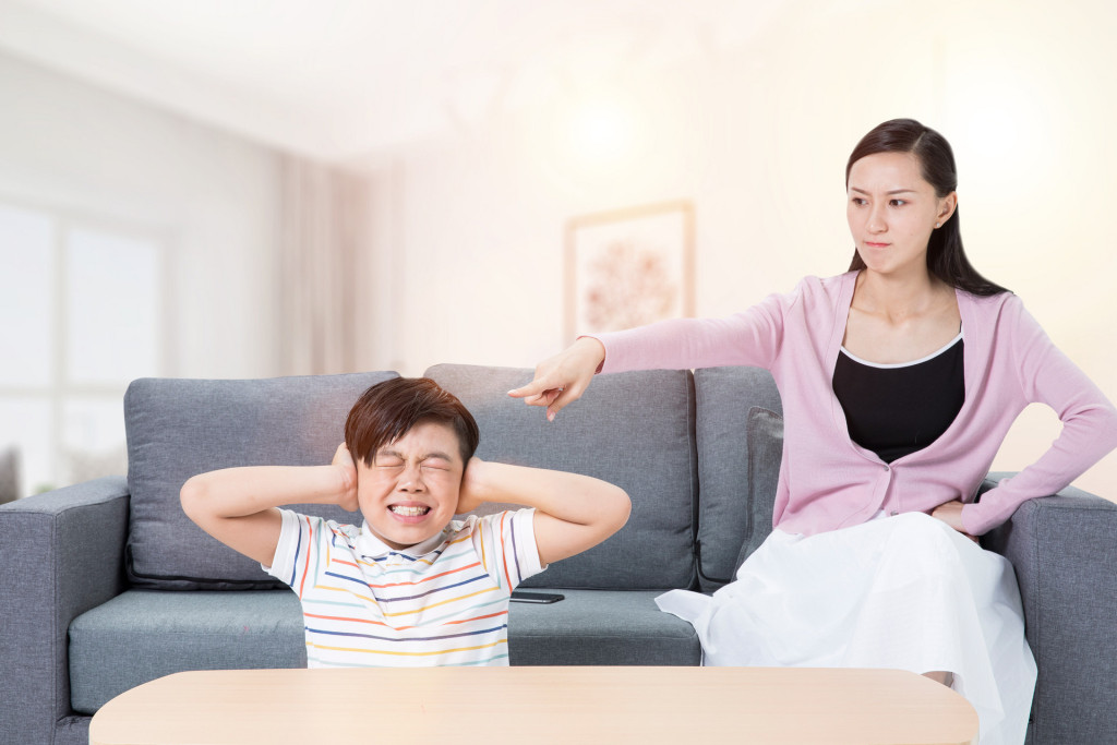Vì sao trẻ dễ nổi cáu với người thân khi lớn lên? - Ảnh 1. Vì sao trẻ dễ nổi cáu với người thân khi lớn lên? - Ảnh 1.