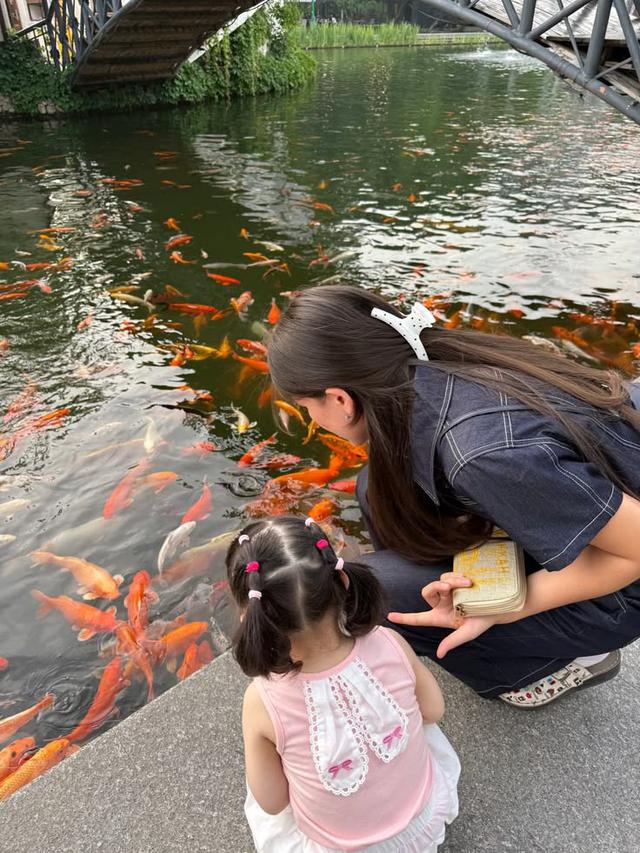 Dấu hiệu của trẻ t&igrave;nh cảm v&agrave; sự gắn b&oacute; với gia đ&igrave;nh - Ảnh 3.