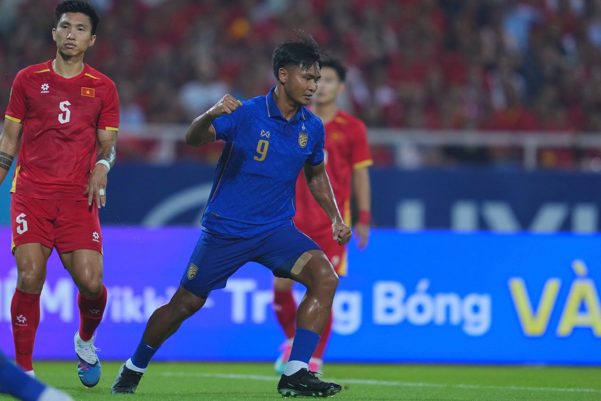 Ngôi sao ghi bàn ở chung kết AFF Cup bị gạch tên khỏi tuyển Thái Lan, lỡ cơ hội tái đấu Việt Nam - Ảnh 1. Ngôi sao ghi bàn ở chung kết AFF Cup bị gạch tên khỏi tuyển Thái Lan, lỡ cơ hội tái đấu Việt Nam - Ảnh 1.