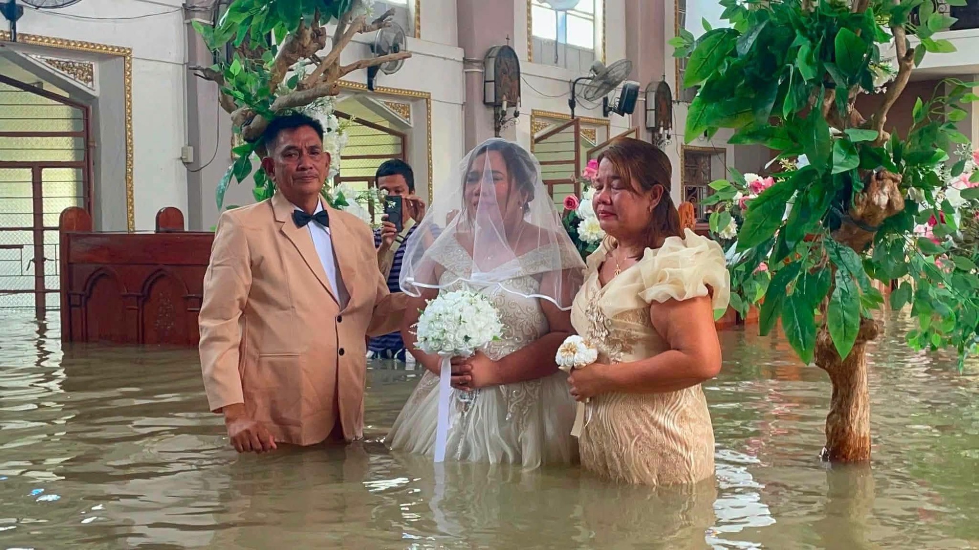 C&ocirc; d&acirc;u mặc v&aacute;y cưới lội nước trong lễ cưới đặc biệt tại Bulacan - Ảnh 3.