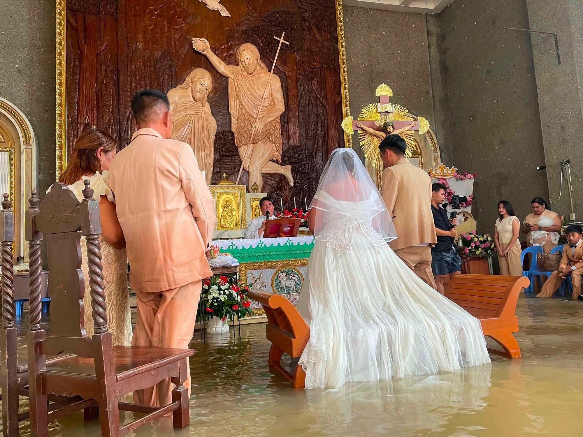 C&ocirc; d&acirc;u mặc v&aacute;y cưới lội nước trong lễ cưới đặc biệt tại Bulacan - Ảnh 2.