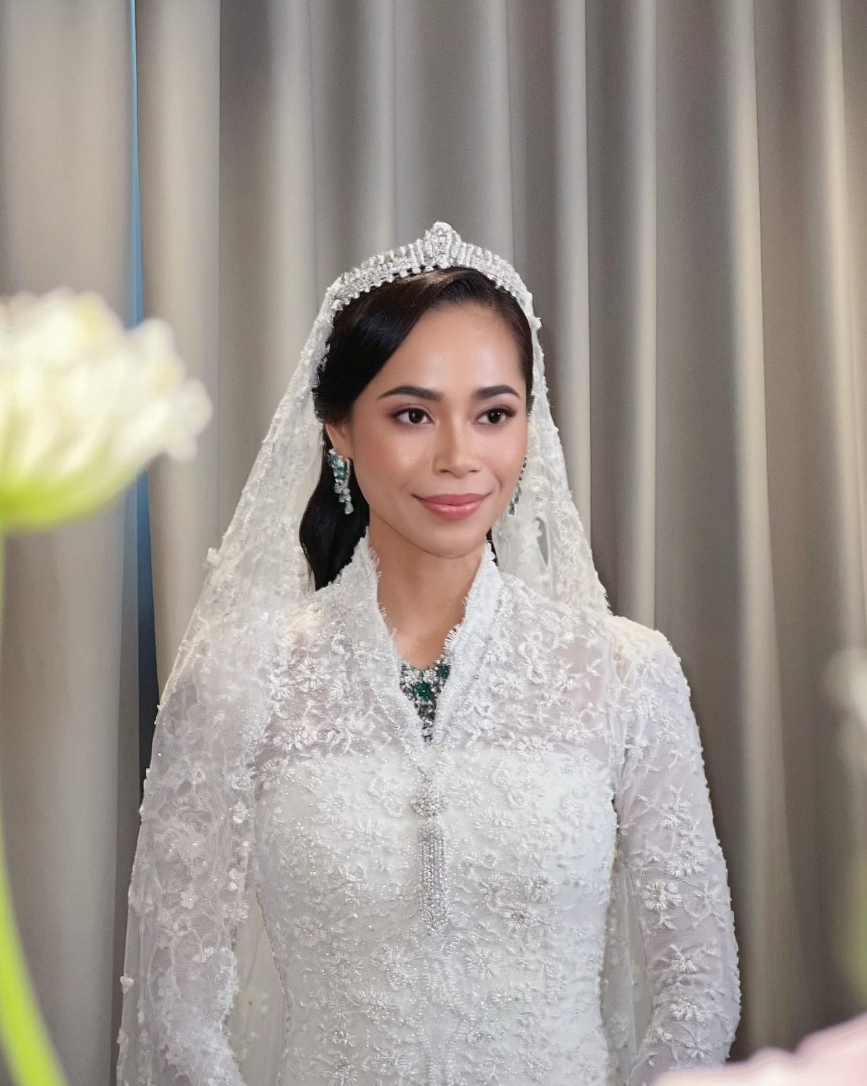 Đ&aacute;m cưới C&ocirc;ng ch&uacute;a Ilyana Alia: Hai vương miện kim cương v&agrave; c&acirc;u chuyện gia đ&igrave;nh Ho&agrave;ng gia - Ảnh 2.