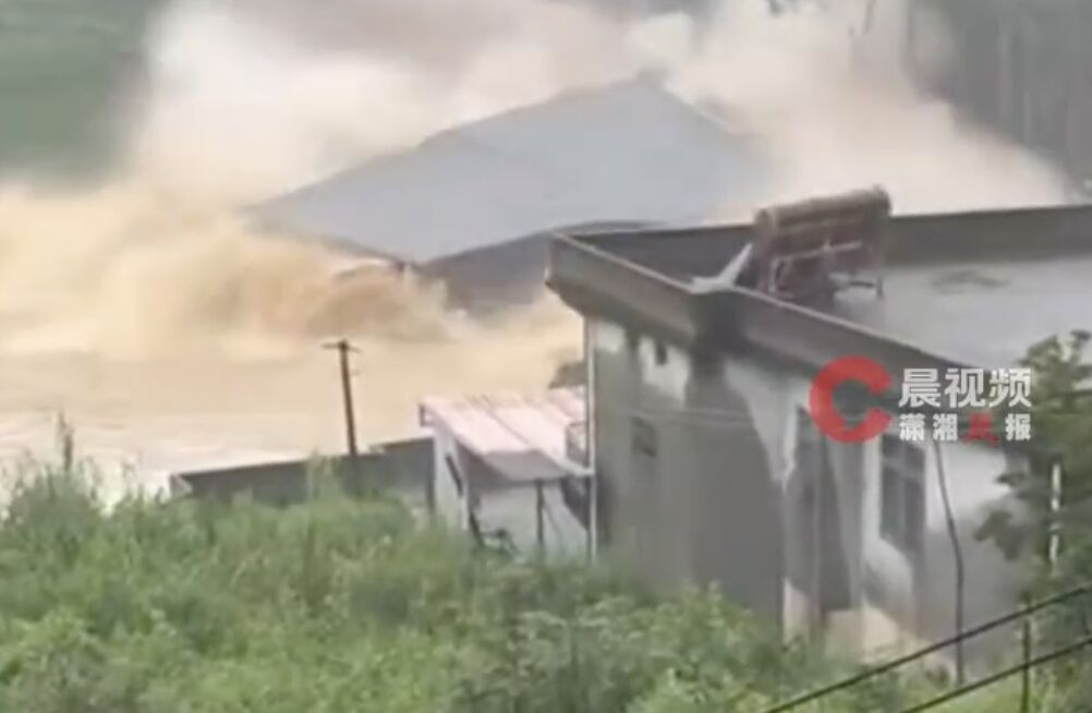 Ng&ocirc;i nh&agrave; 3 tầng bị cuốn tr&ocirc;i trong v&agrave;i gi&acirc;y v&igrave; b&atilde;o Saudel - Ảnh 1.
