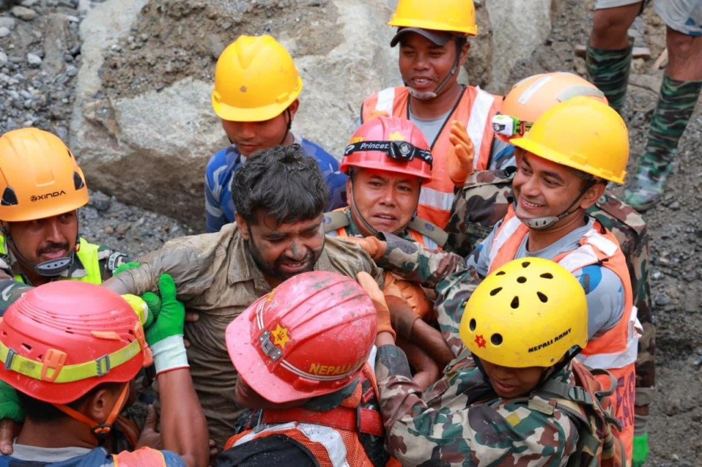 giải cứu c&ocirc;ng nh&acirc;n thủy điện ở Nepal - Ảnh 1.