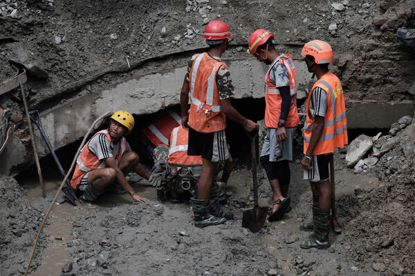 Hơn 600 công nhân Nepal vẫn mất tích sau lũ quét - Ảnh 1. Hơn 600 công nhân Nepal vẫn mất tích sau lũ quét - Ảnh 1.