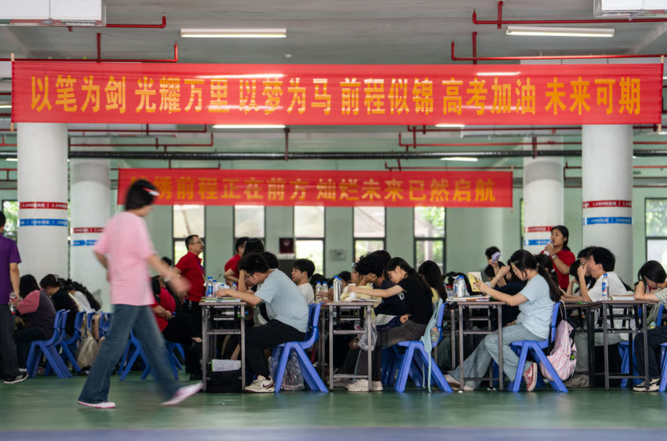 Hàng chục giáo viên bị gọi lên sân khấu vì có học sinh điểm kém - Ảnh 2. Hàng chục giáo viên bị gọi lên sân khấu vì có học sinh điểm kém - Ảnh 2.