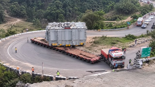 Phát hiện khối kim loại nặng 250 tấn được vận chuyển bằng đoàn xe hộ tống, đi quãng đường gần 2.000 km để thực hiện nhiệm vụ đặc biệt - Ảnh 1. Phát hiện khối kim loại nặng 250 tấn được vận chuyển bằng đoàn xe hộ tống, đi quãng đường gần 2.000 km để thực hiện nhiệm vụ đặc biệt - Ảnh 1.