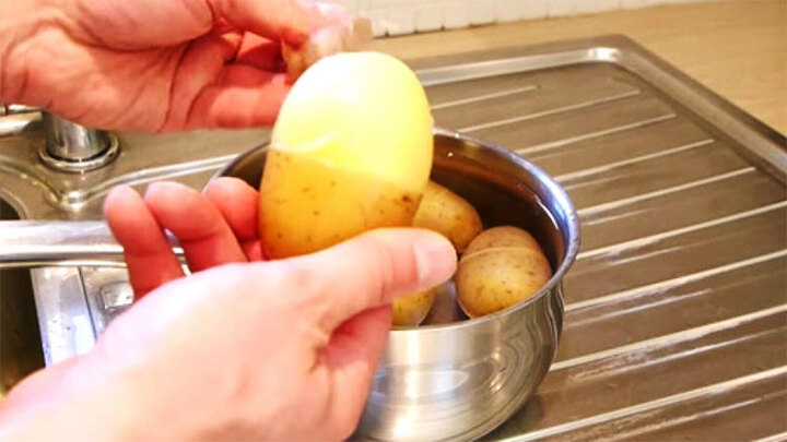 Mẹo lột vỏ khoai t&acirc;y cực nhanh kh&ocirc;ng cần d&ugrave;ng dao - Ảnh 1.