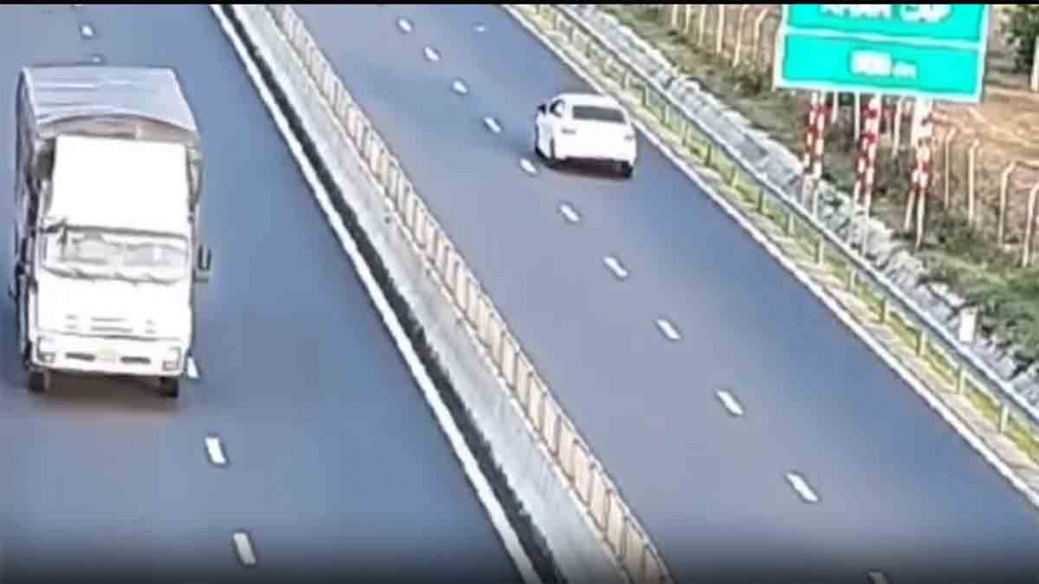 Bộ Công an nêu rõ các trường hợp lùi xe trên cao tốc sẽ không bị phạt nguội - Ảnh 1.