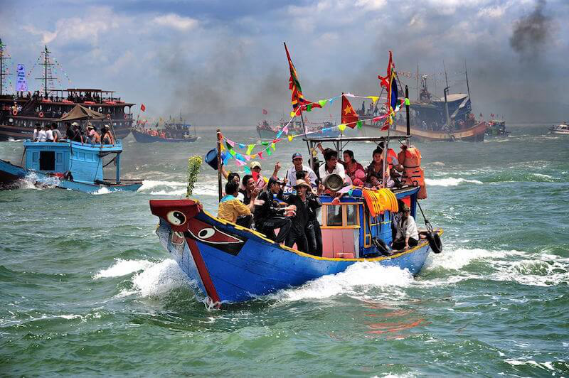 Nghề đ&aacute;nh c&aacute; an nh&agrave;n nơi s&oacute;ng biển Việt Nam v&agrave; những x&oacute;m ch&agrave;i trăm năm tuổi - Ảnh 1.