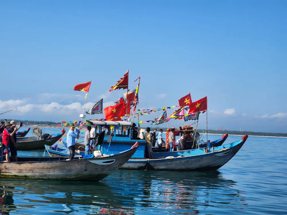 Nghề đ&aacute;nh c&aacute; an nh&agrave;n nơi s&oacute;ng biển Việt Nam v&agrave; những x&oacute;m ch&agrave;i trăm năm tuổi - Ảnh 12.