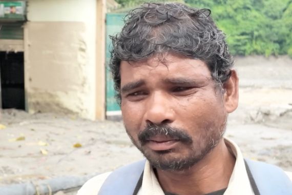 Người cha Nepal vay 339.000 đồng, đi bộ nhiều ng&agrave;y t&igrave;m con trai mất t&iacute;ch sau trận lũ dữ - Ảnh 1.