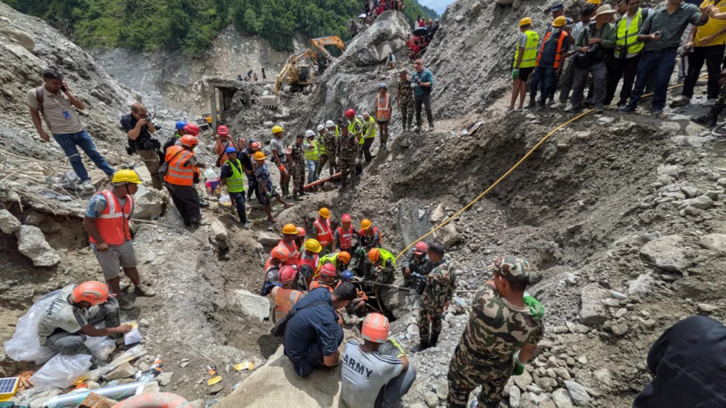 giải cứu c&ocirc;ng nh&acirc;n thủy điện ở Nepal - Ảnh 4.