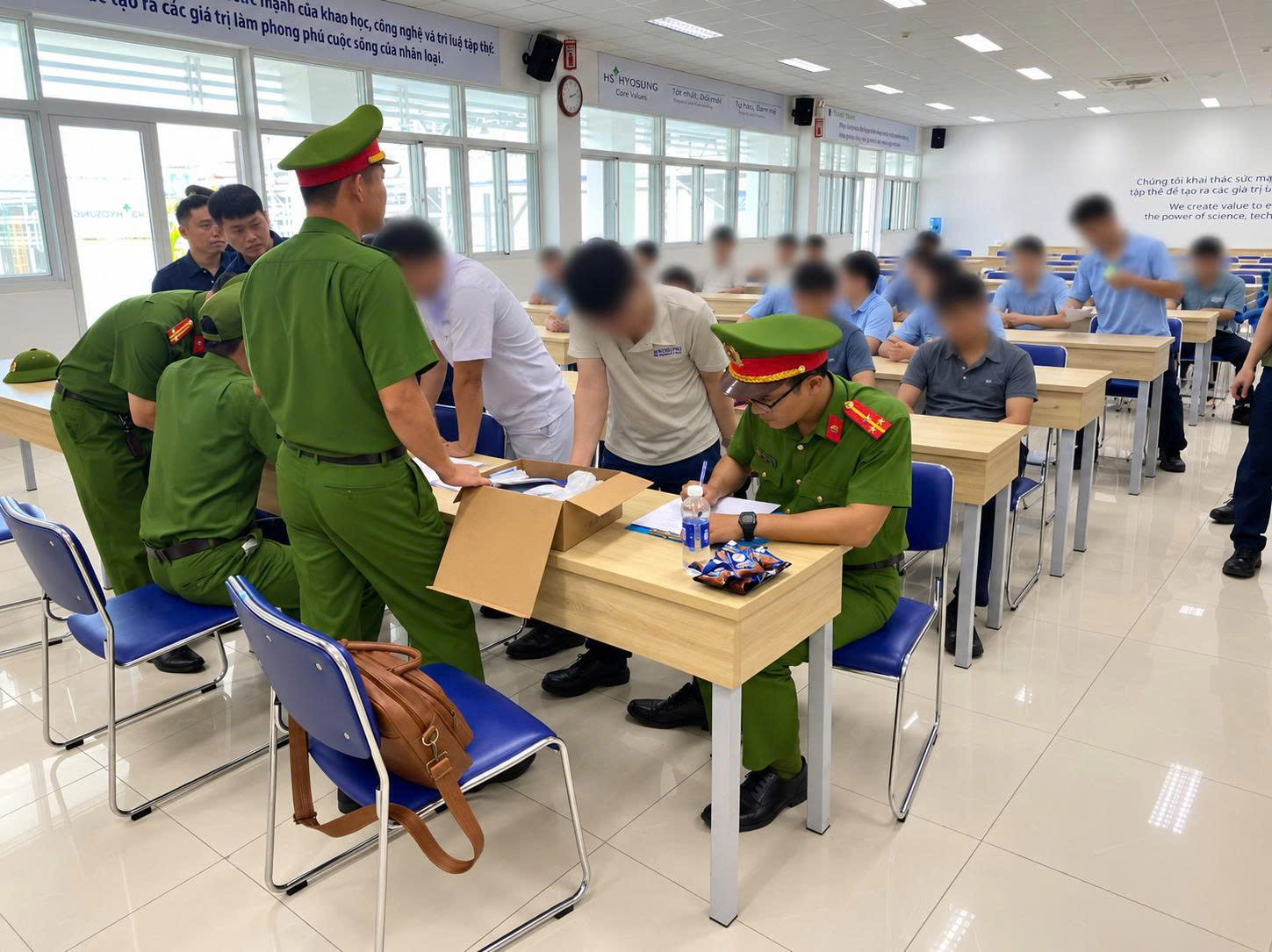 Công an Thăng Trường kiểm tra ma túy đột xuất cho gần 100 công nhân trong ca làm việc - Ảnh 1. Công an Thăng Trường kiểm tra ma túy đột xuất cho gần 100 công nhân trong ca làm việc - Ảnh 1.