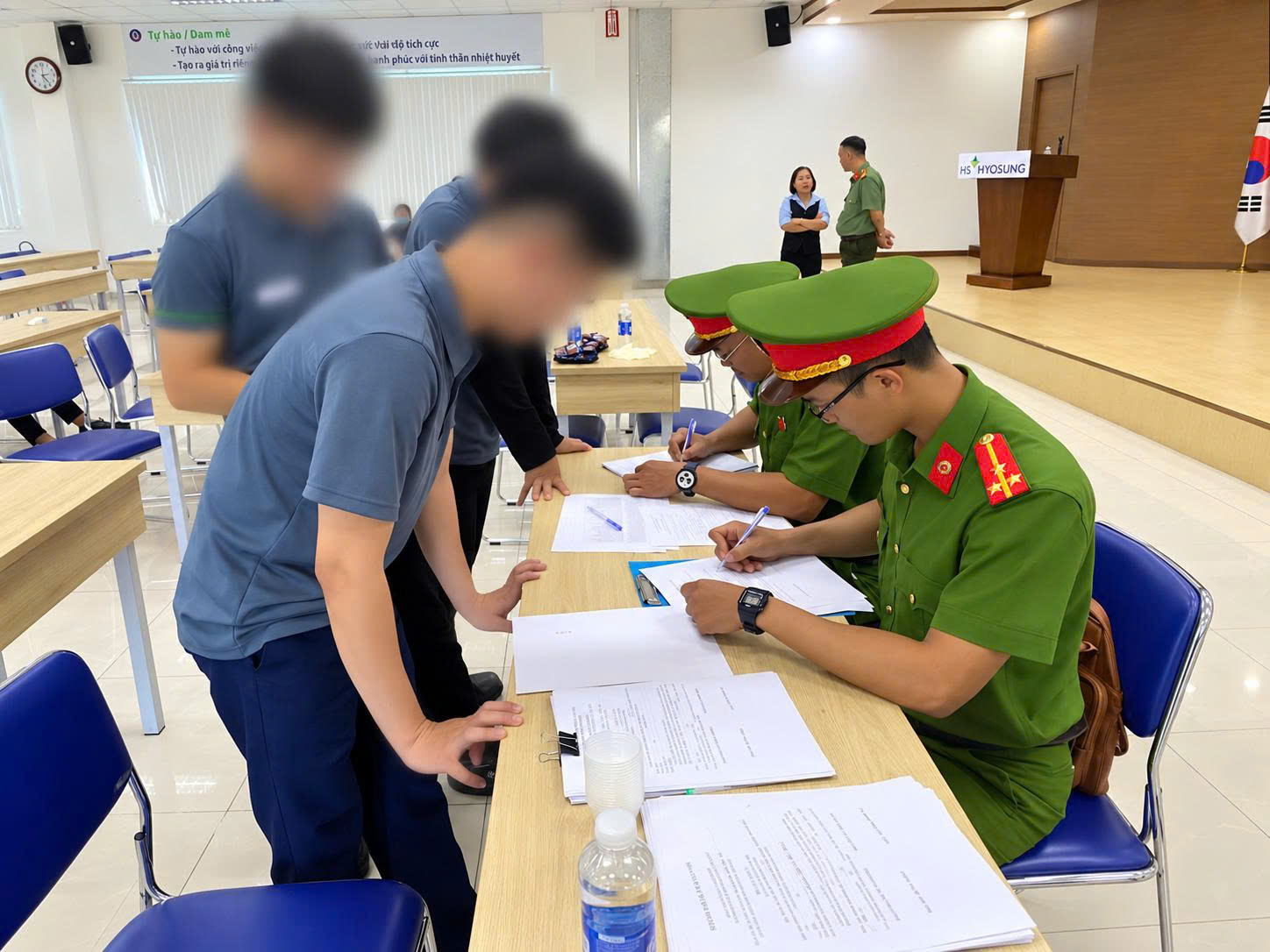 Công an Thăng Trường kiểm tra ma túy đột xuất cho gần 100 công nhân trong ca làm việc - Ảnh 2. Công an Thăng Trường kiểm tra ma túy đột xuất cho gần 100 công nhân trong ca làm việc - Ảnh 2.