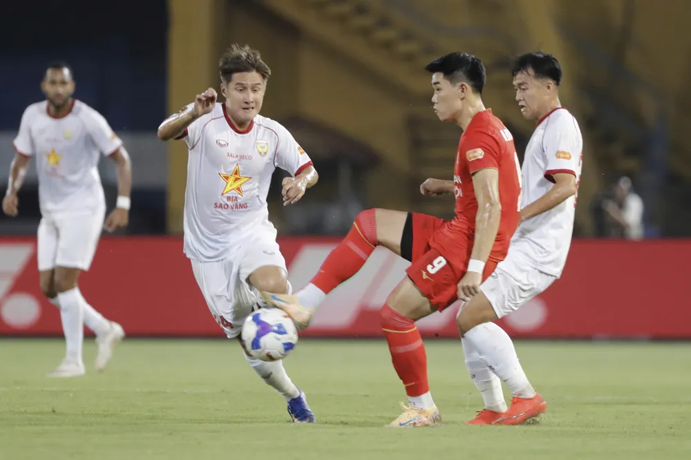 Đ&igrave;nh Bắc tỏa s&aacute;ng gi&uacute;p CAHN thắng H&agrave; Tĩnh tại V - League 2026 - 2027 - Ảnh 1.