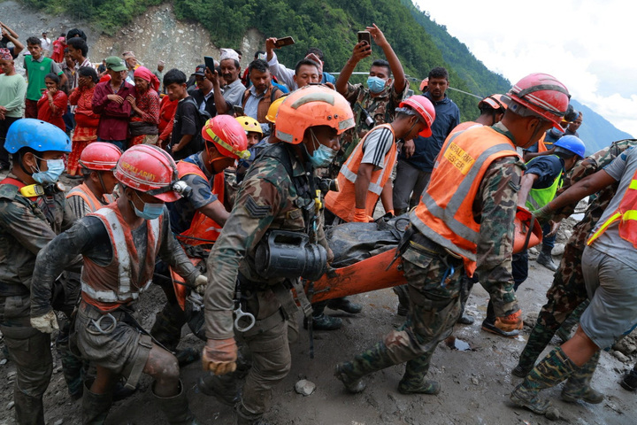 Vật lộn sinh tử trong hầm thủy điện Nepal: Những khoảnh khắc &aacute;m ảnh - Ảnh 1.