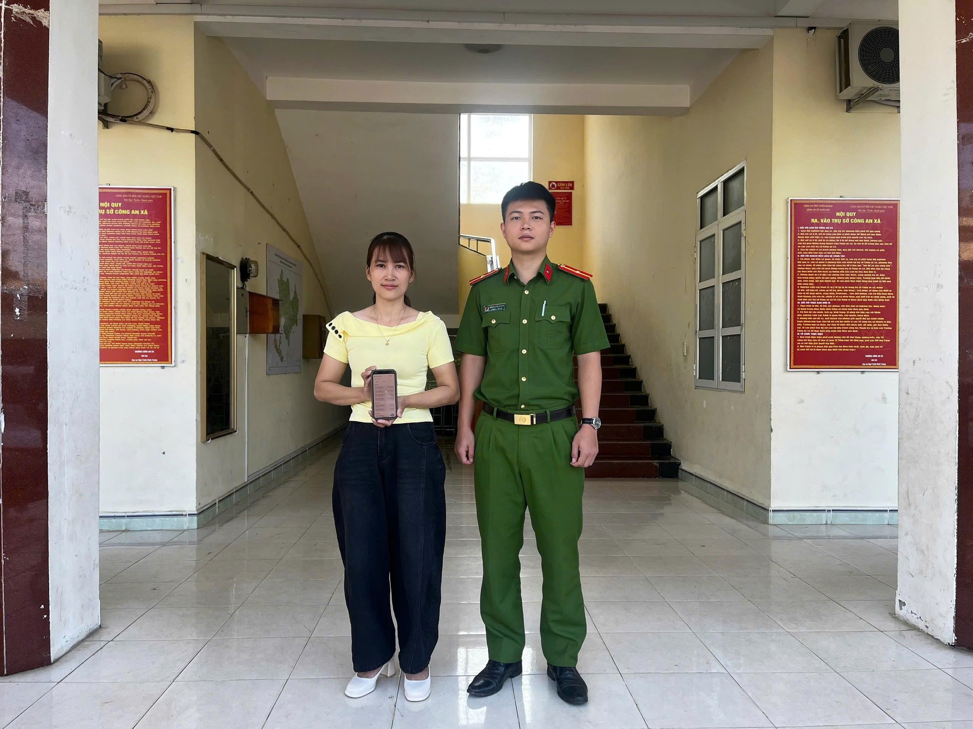 Công an hỗ trợ hoàn trả 10 triệu đồng do chuyển tiền nhầm tại Tuyên Quang - Ảnh 1. Công an hỗ trợ hoàn trả 10 triệu đồng do chuyển tiền nhầm tại Tuyên Quang - Ảnh 1.