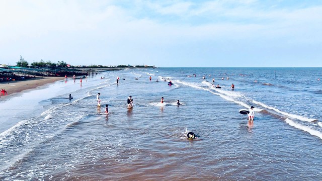 Kh&ocirc;ng phải Hạ Long, C&aacute;t B&agrave;, miền Bắc c&oacute; b&atilde;i biển d&agrave;i hơn 7km nhiều người chưa biết: Ở tỉnh vừa đ&oacute;n gần 20 triệu lượt kh&aacute;ch, đang chờ ng&agrave;y "lột x&aacute;c" th&agrave;nh thi&ecirc;n đường - Ảnh 2.