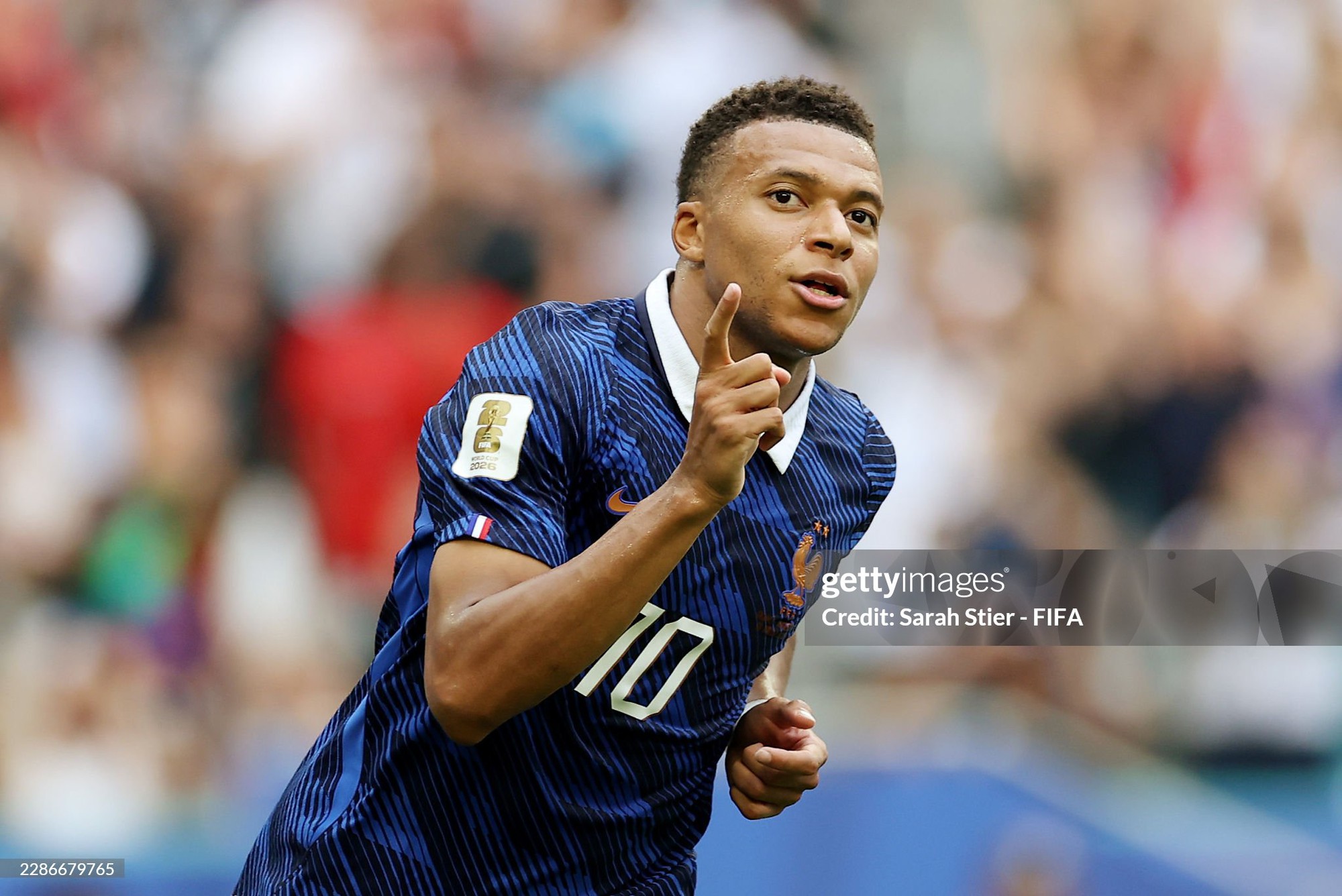 Cuộc đua vĩ đại giữa Messi và Ronaldo: Ai sẽ kế thừa vị trí số 1 thế giới? - Ảnh 1. Cuộc đua vĩ đại giữa Messi và Ronaldo: Ai sẽ kế thừa vị trí số 1 thế giới? - Ảnh 1.