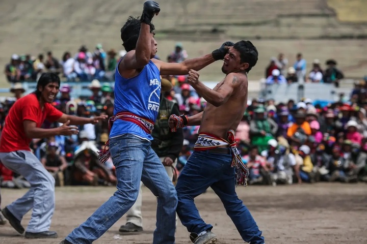 Tục Takanakuy ở Peru: Đ&aacute;nh một trận để dẹp &acirc;n o&aacute;n cuối năm 2026 - Ảnh 1.