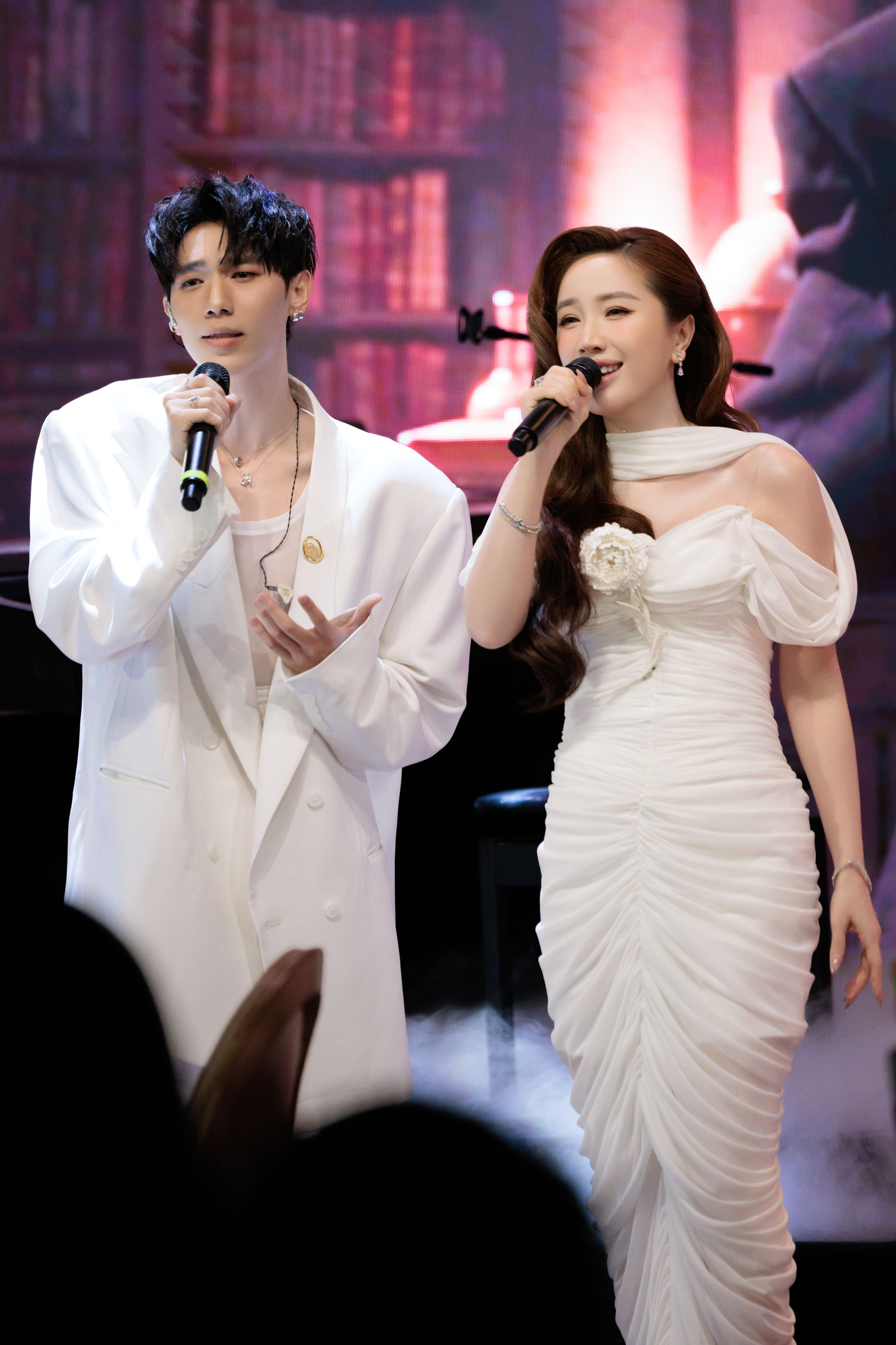 Loạt sao Việt nghe trọn vẹn album đầu tay của LOHAN, Bảo Thy n&oacute;i thẳng "nghe em h&aacute;t chị x&eacute;m kh&oacute;c" - Ảnh 4.