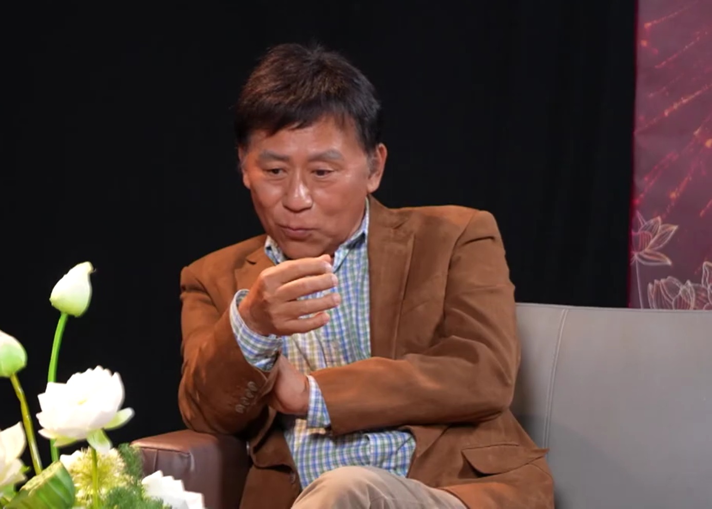 "Kh&ocirc;ng thể n&agrave;o đem bằng thạc sĩ, tiến sĩ ra để bắt kh&aacute;n giả trả tiền cao hơn cho m&igrave;nh" - Ảnh 2.