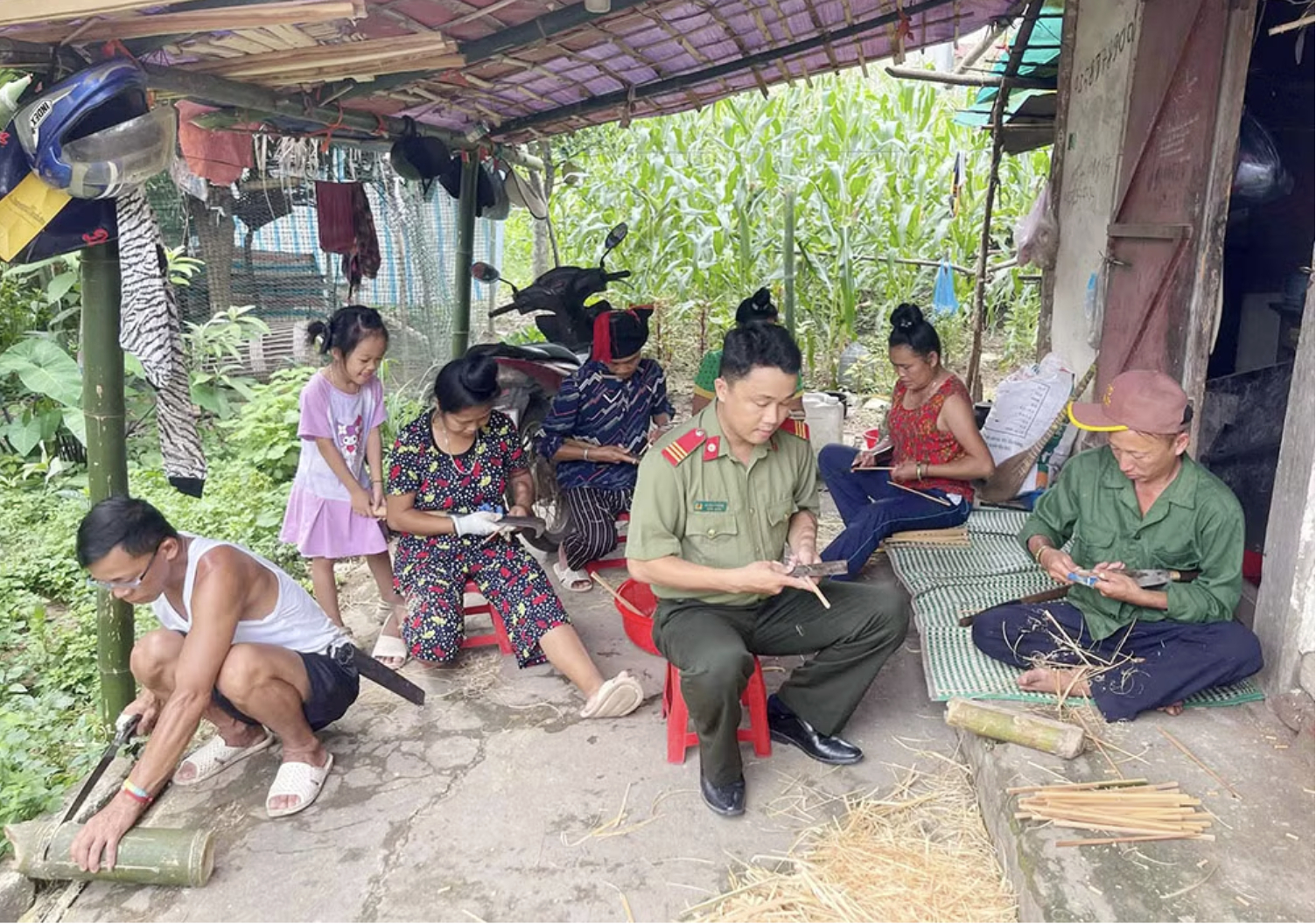 Điều kỳ diệu từ những đ&ocirc;i đũa tre trong x&oacute;m chạy thận của Thượng sĩ Gi&agrave;ng A Thắng - Ảnh 1.