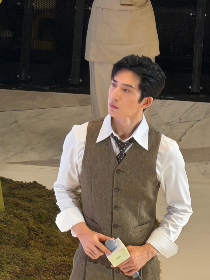 Cho&aacute;ng v&aacute;ng trước biển người bao v&acirc;y TTTM để xem nhan sắc thật của "tổng t&agrave;i bad boy" hot nhất hiện nay- Ảnh 1.