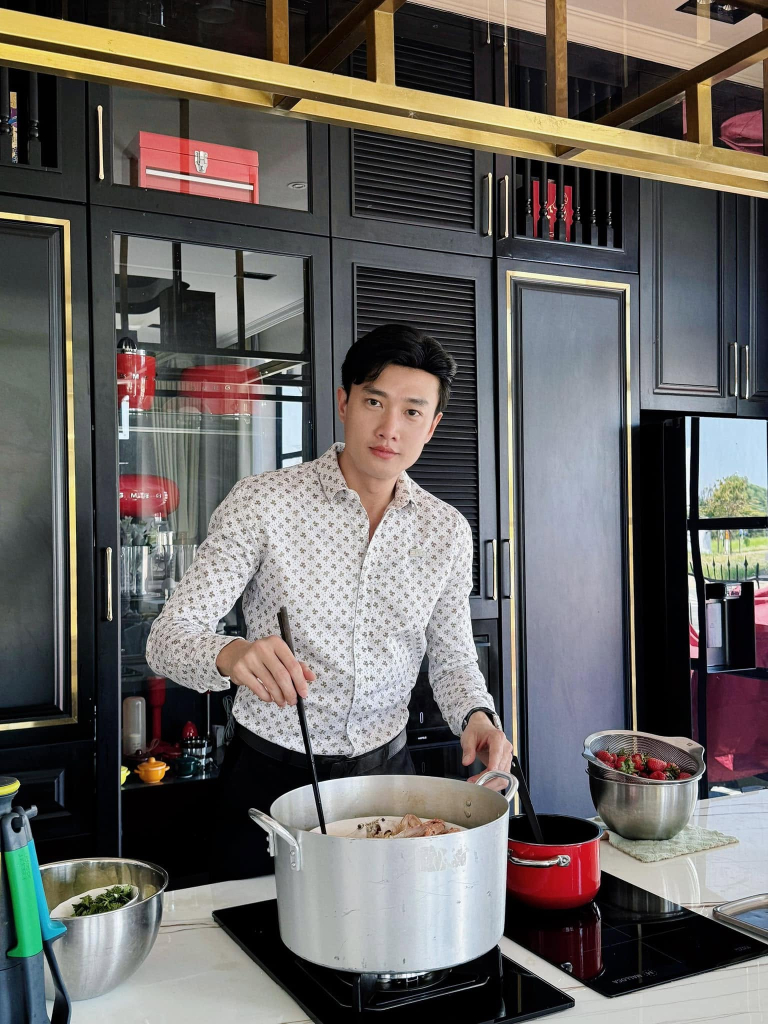 Quốc Trường Từ nam diễn vi&ecirc;n nổi tiếng đến &ocirc;ng chủ chuỗi m&igrave; cay th&agrave;nh c&ocirc;ng tại TP . HCM - Ảnh 2.